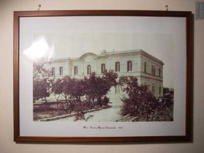 ...punteggiata di fotografie d�epoca che ritraggono lo stabile...